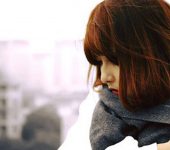 下を向く女性